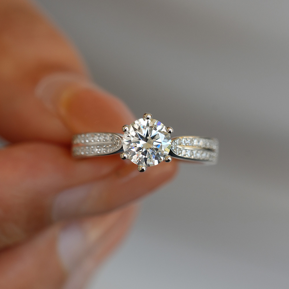 Anillo de compromiso clásico d - Moissanite Engagement Ring 1 Carat reseña y precio