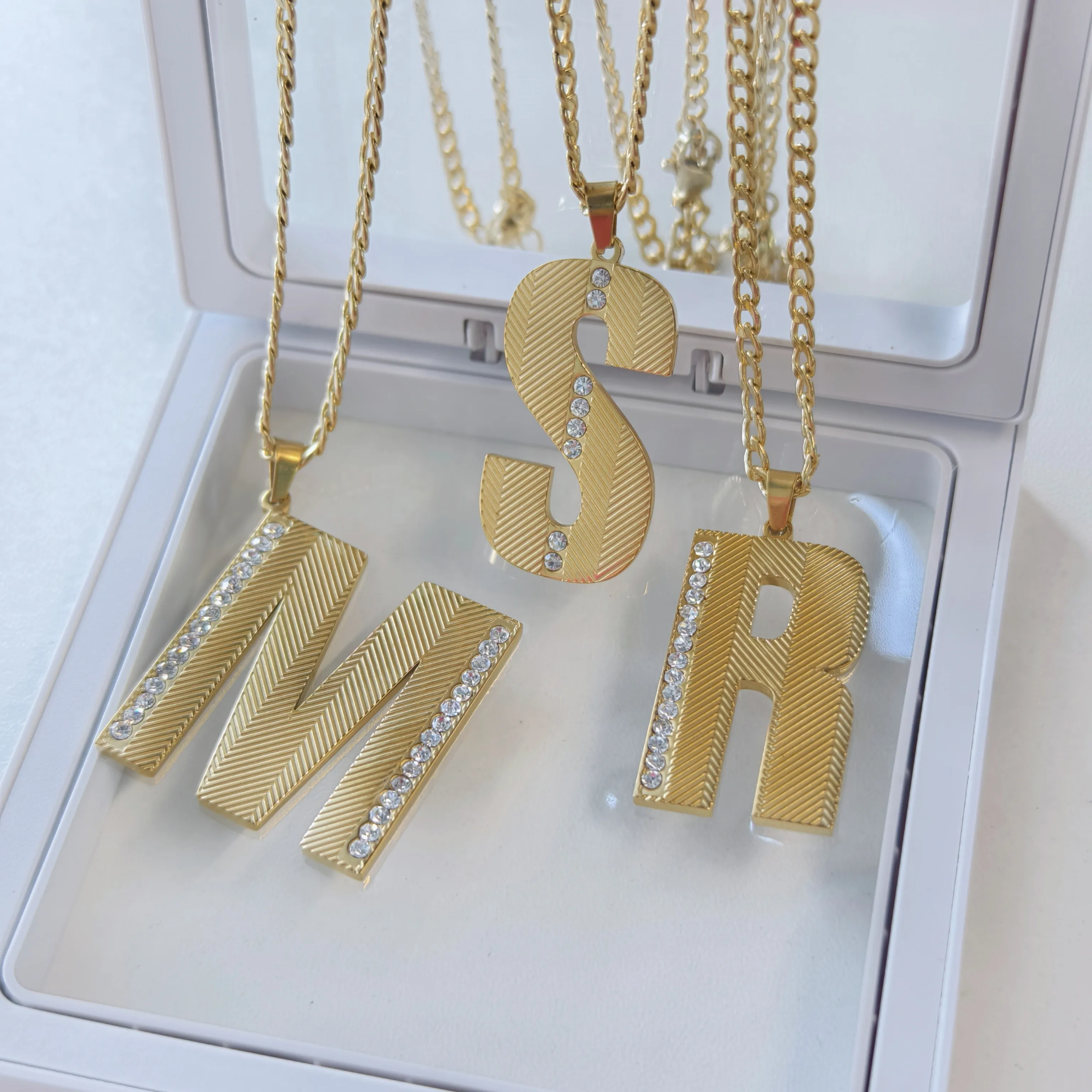 Collar Minimalista con Inicial - Initial Letter Necklace 18K Gold reseña y precio